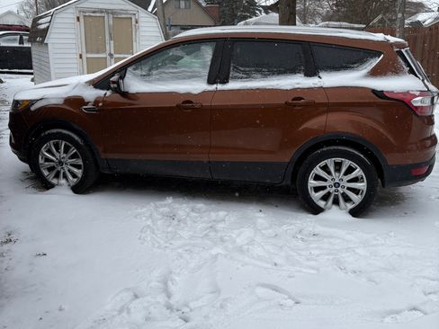 Used 2017 Ford Escape Titanium image 2