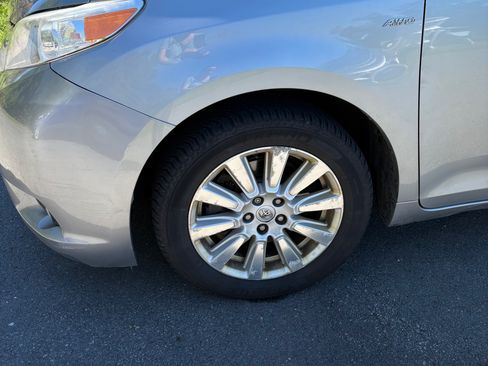 Used 2017 Toyota Sienna XLE Premium AWD/4WD image 15