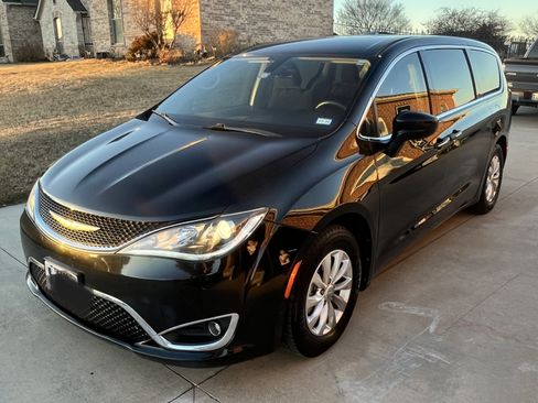 Used 2019 Chrysler Pacifica Touring Plus w/ Cold Weather Group image 9