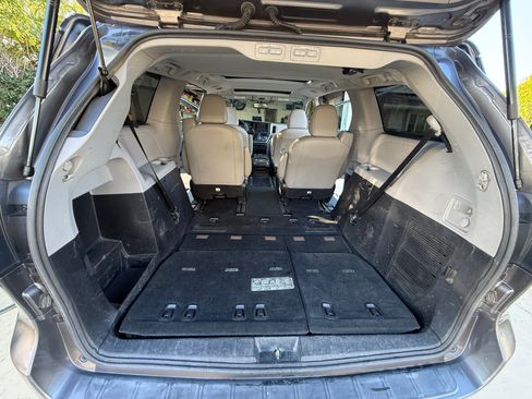 Used 2017 Toyota Sienna Limited image 6