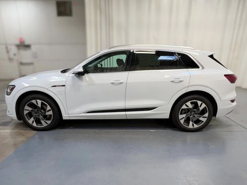 Used 2022 Audi e-tron Premium image 2