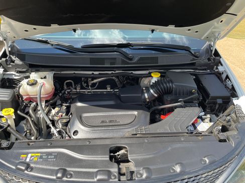 Used 2022 Chrysler Voyager LX FWD image 12