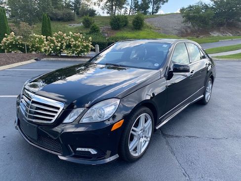 Used 2010 Mercedes-Benz E 550 4MATIC Sedan image 2