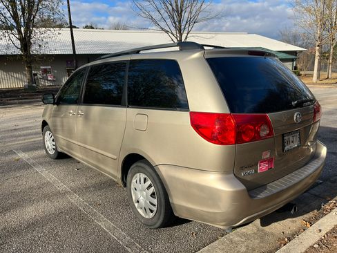 Used 2009 Toyota Sienna LE image 5