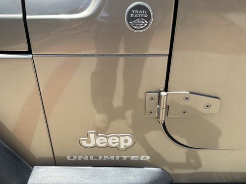 Used 2005 Jeep Wrangler Unlimited w/ Premium Audio Group AWD/4WD image 4