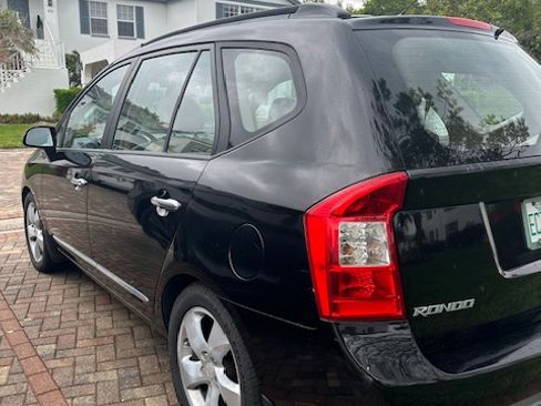 Used 2007 Kia Rondo EX w/ Premium Pkg image 5