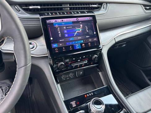 Used 2025 Jeep Grand Cherokee L Limited w/ Luxury Tech Group II image 5