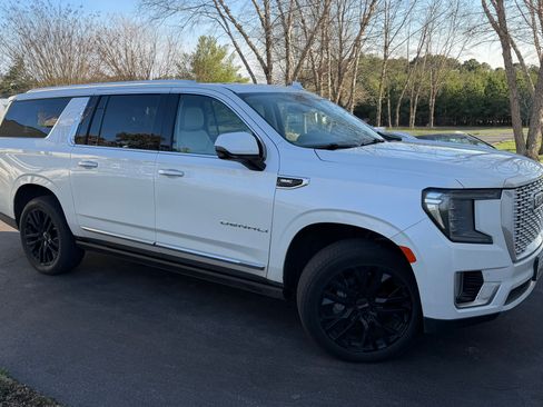 Used 2022 GMC Yukon XL Denali image 1