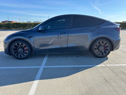 Used 2023 Tesla Model Y Performance image 2