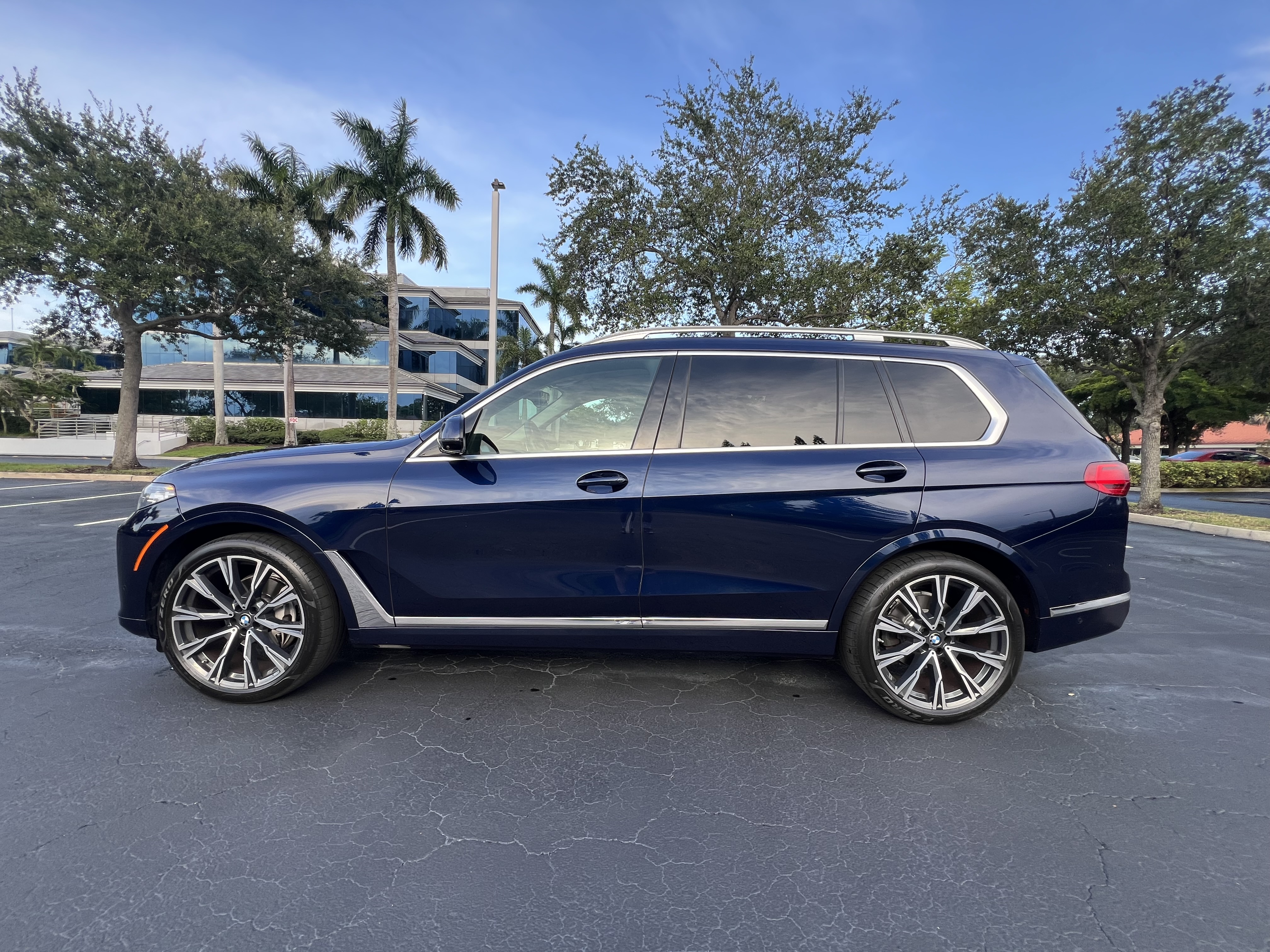 Used 2021 BMW X7 xDrive40i w/ Premium Package 2 AWD/4WD image 5