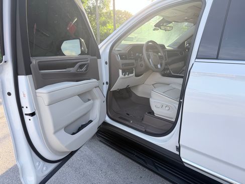 Used 2024 GMC Yukon Denali w/ Advanced Technology Package RWD image 12