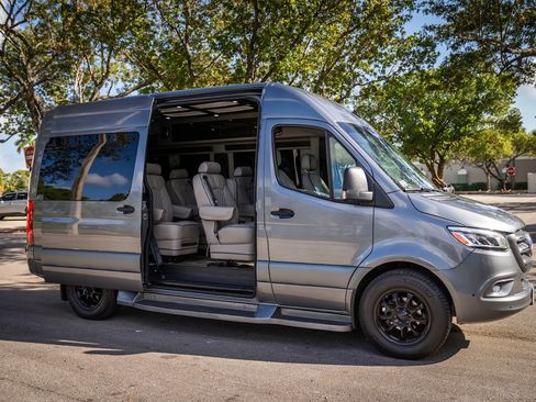 Used 2022 Mercedes-Benz Sprinter 2500 image 11