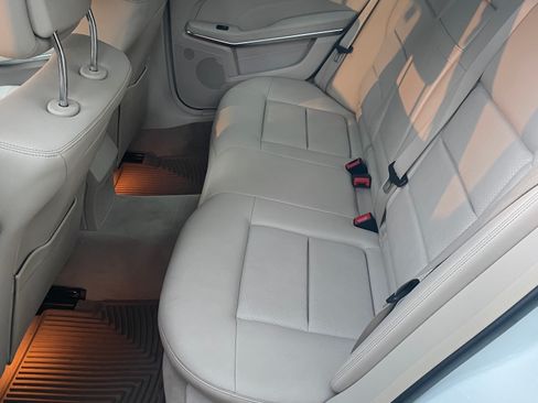 Used 2014 Mercedes-Benz E 350 4MATIC Sedan image 8