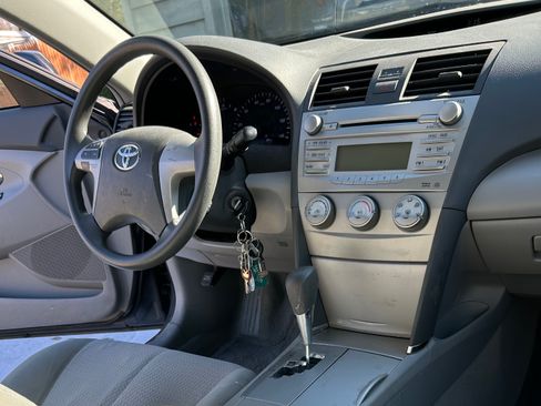 Used 2011 Toyota Camry LE image 12