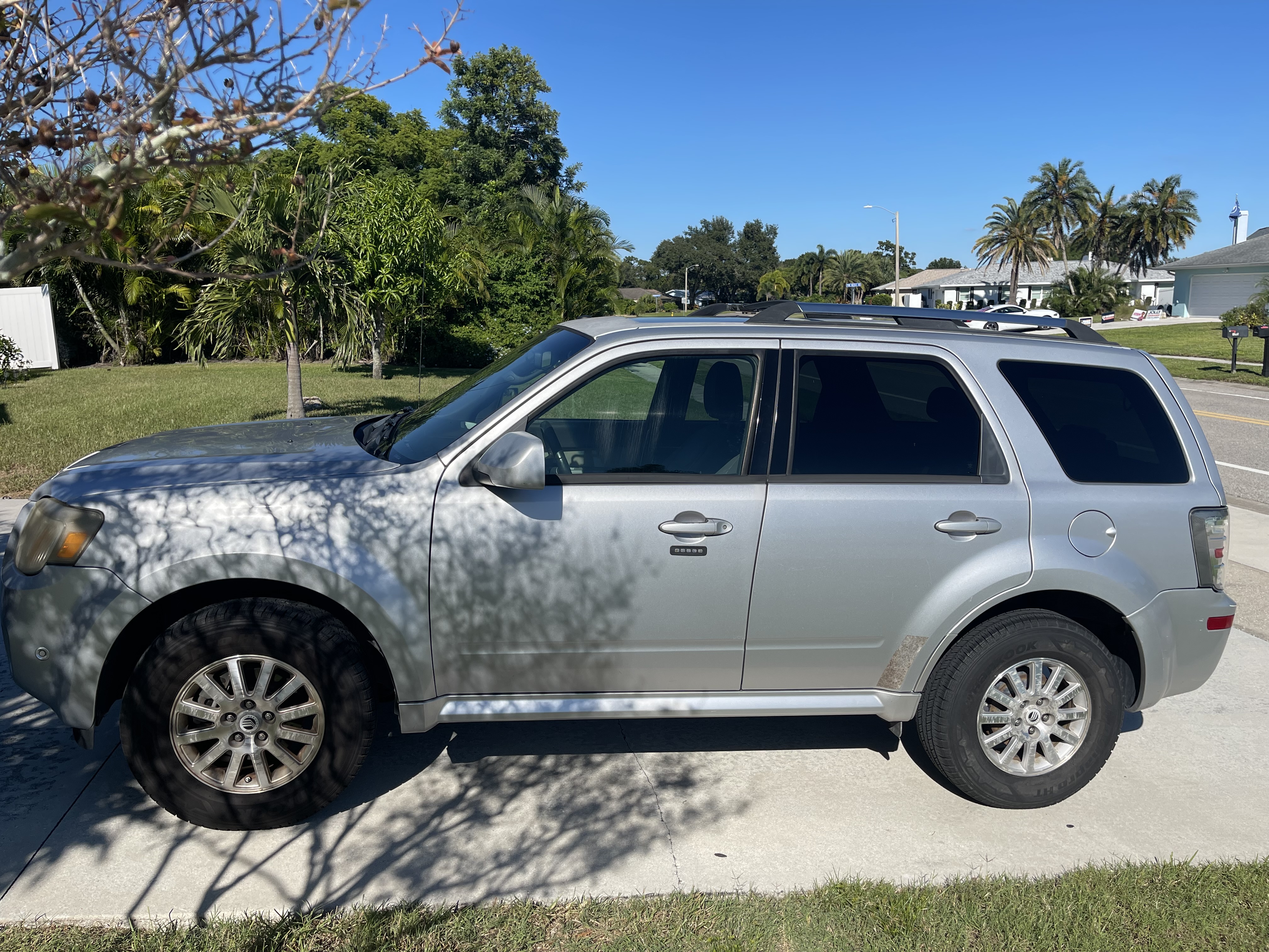 Used 2010 Mercury Mariner Premier FWD image 1