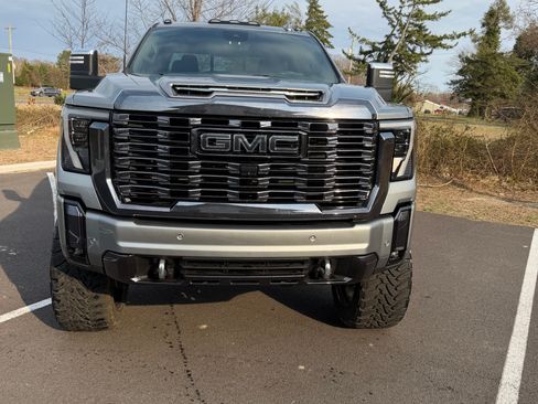 Used 2024 GMC Sierra 2500 Denali Ultimate AWD/4WD image 2