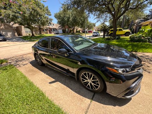 Used 2021 Toyota Camry SE FWD image 2