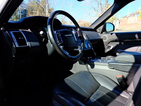 Used 2018 Land Rover Discovery SE image 2