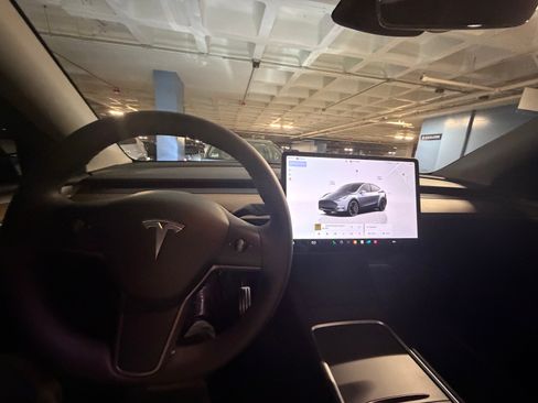 Used 2023 Tesla Model Y Performance image 11