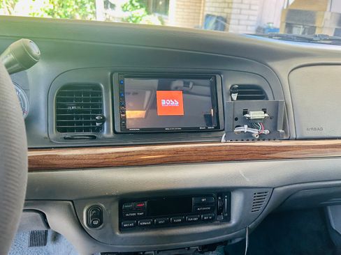 Used 2004 Ford Crown Victoria LX image 9