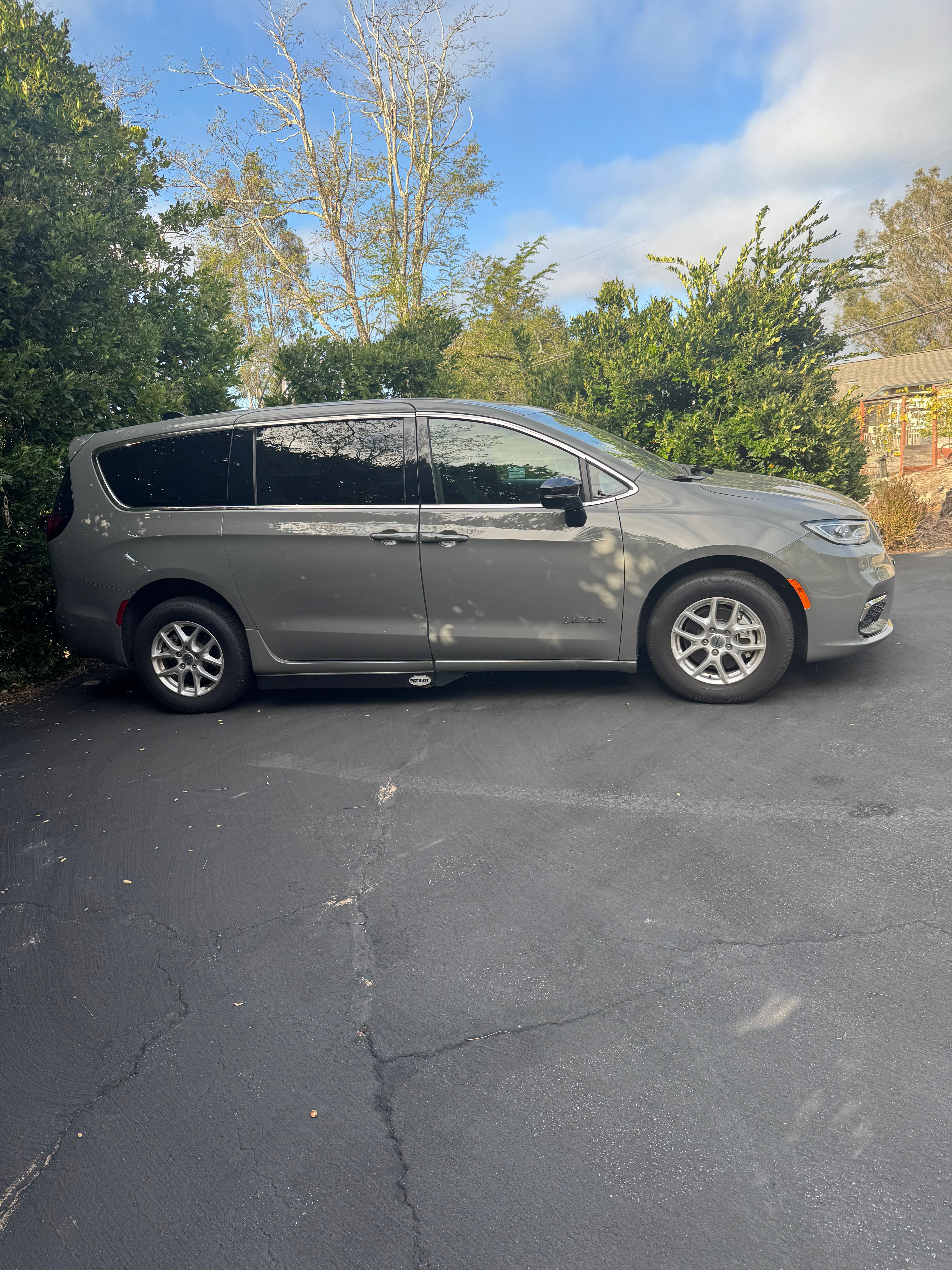 Used 2024 Chrysler Pacifica Touring FWD image 2