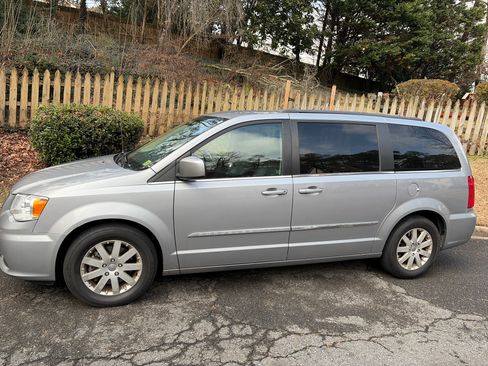 Used 2015 Chrysler Town & Country Touring image 2