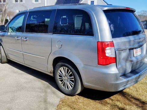 Used 2013 Chrysler Town & Country Touring-L w/ Driver Convenience Group image 6