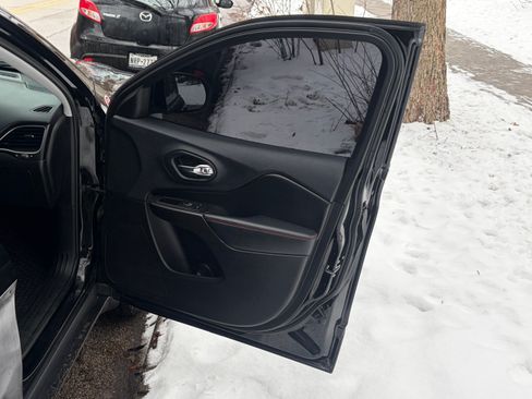 Used 2019 Jeep Cherokee Trailhawk image 6