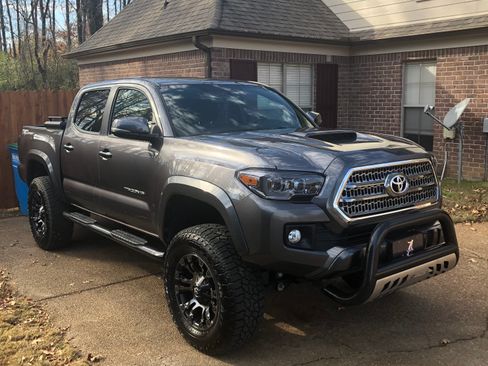 Used 2017 Toyota Tacoma TRD Sport image 1