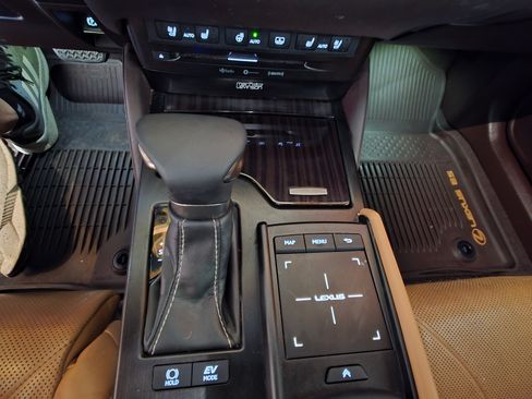 Used 2019 Lexus ES 300h w/ Accessory Package image 15