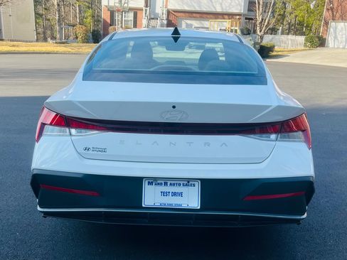 Used 2025 Hyundai Elantra SE image 6