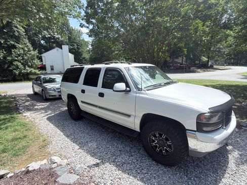 Used 2004 GMC Yukon XL SLT w/ Preferred Equipment Group AWD/4WD image 2