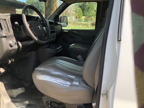 Used 2009 Chevrolet Express 2500 RWD image 10