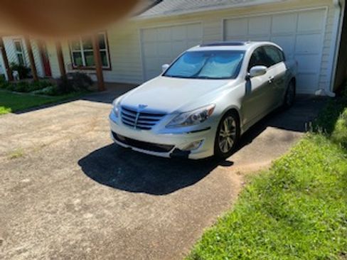 Used 2012 Hyundai Genesis 3.8 w/ Premium Pkg RWD image 4