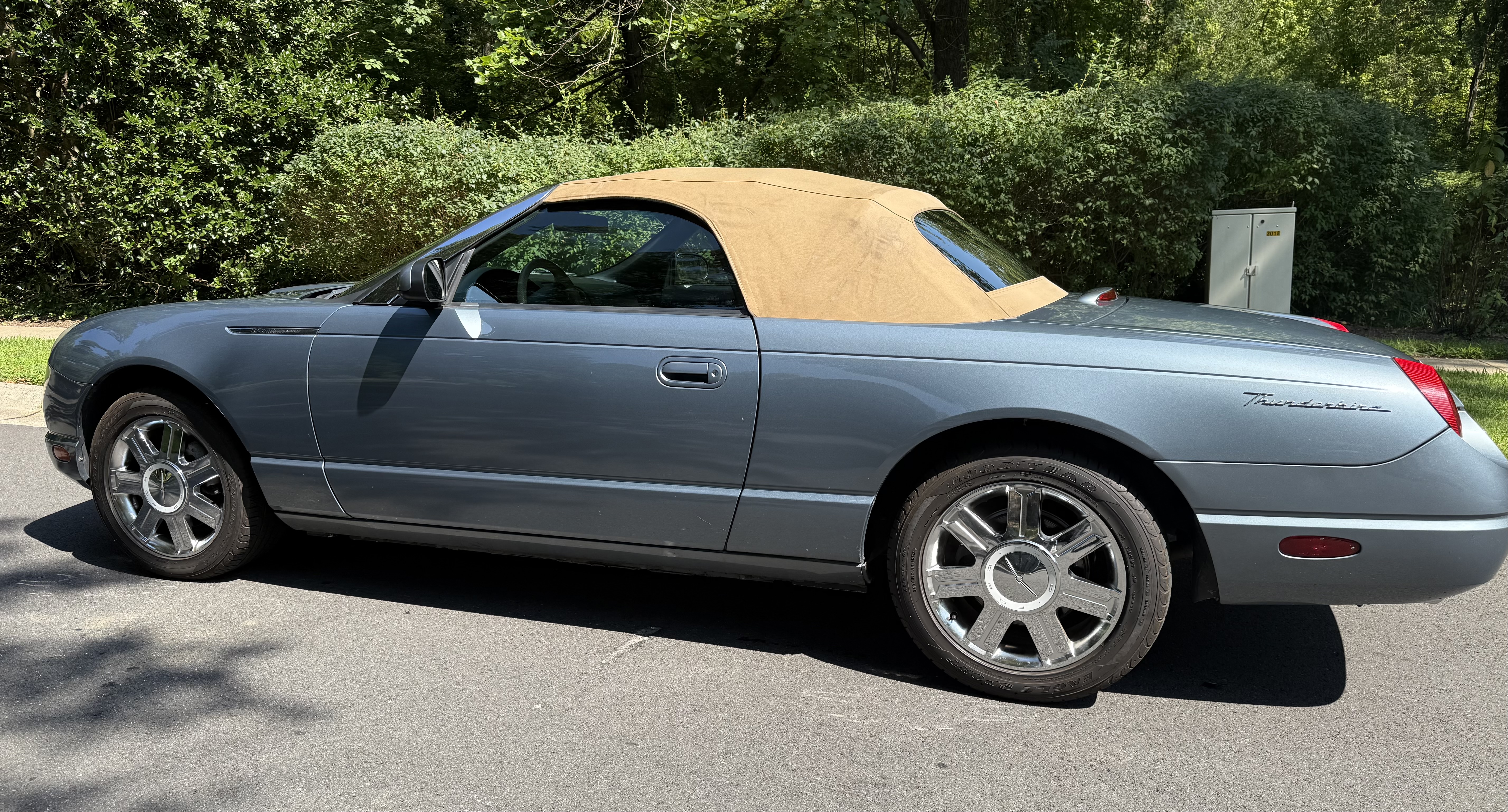 Used 2005 Ford Thunderbird RWD image 5