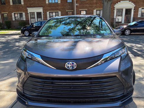 Used 2021 Toyota Sienna LE FWD image 2