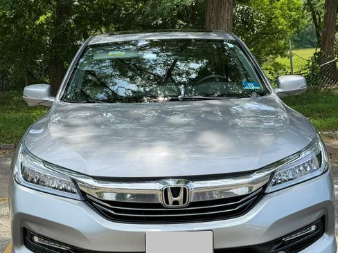 Used 2017 Honda Accord Touring image 2