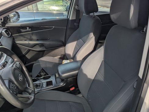 Used 2016 Kia Sorento LX image 9