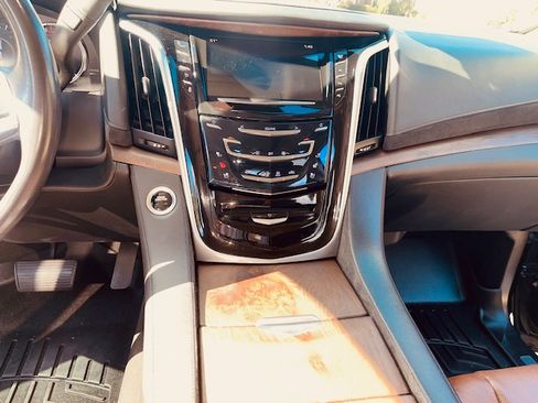 Used 2020 Cadillac Escalade Luxury w/ Escalade Sport Edition image 17