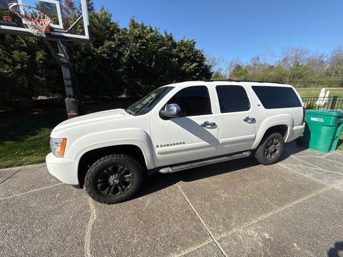 Used 2008 Chevrolet Suburban LT image 11