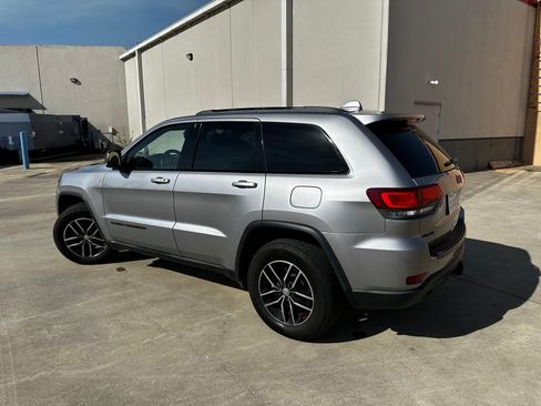 Used 2018 Jeep Grand Cherokee Trailhawk w/ Trailhawk Luxury Group AWD/4WD image 4