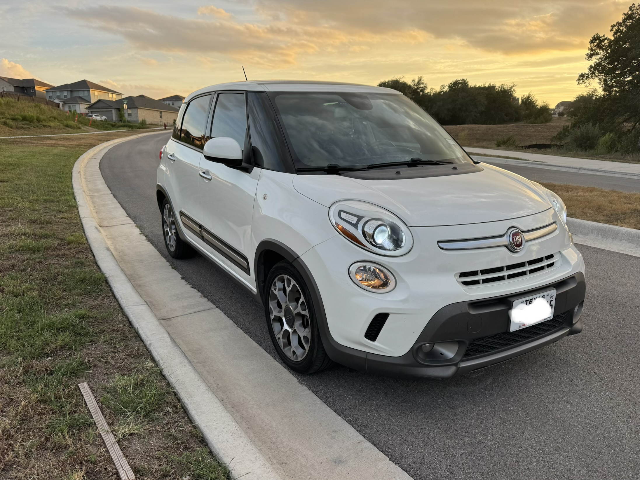 Used 2014 FIAT 500L Trekking w/ Popular Equipment Group FWD image 5