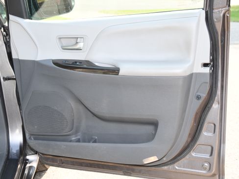 Used 2015 Toyota Sienna XLE FWD image 16