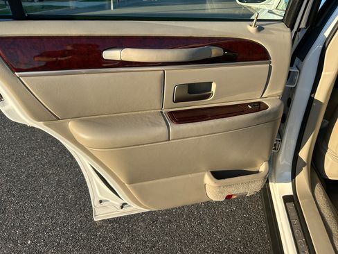 Used 2003 Lincoln Town Car Signature image 16