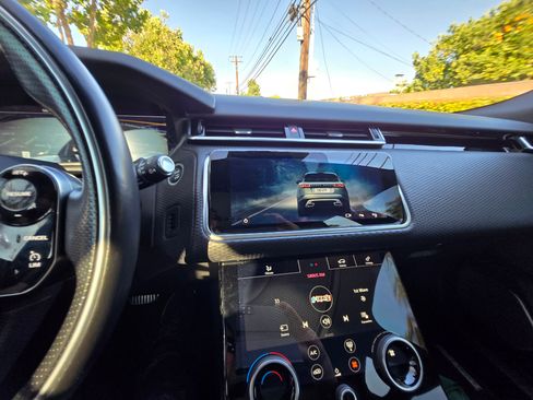 Used 2018 Land Rover Range Rover Velar R-Dynamic SE image 18