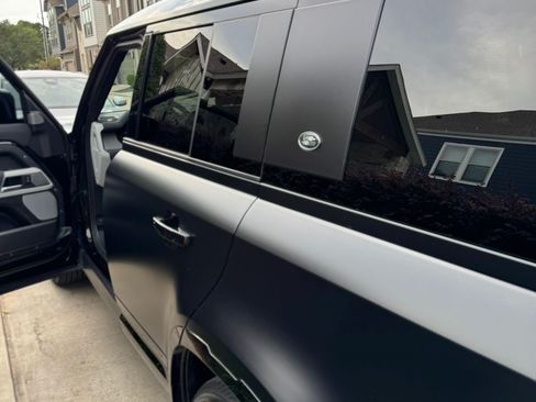 Used 2023 Land Rover Defender 130 X-Dynamic SE image 11