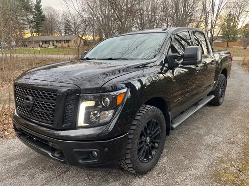 Used 2018 Nissan Titan SV image 1