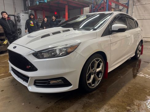 Used 2017 Ford Focus ST image 2