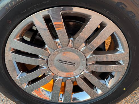 Used 2012 Lincoln Navigator L 4WD image 17