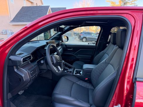 Used 2025 Toyota Tacoma TRD Sport image 10